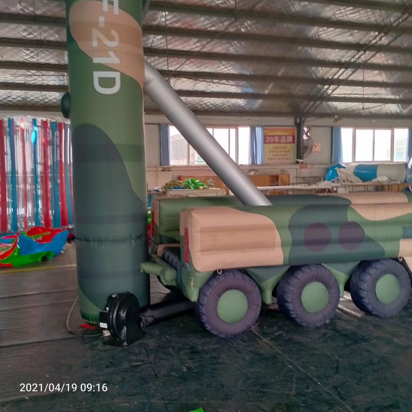 福绵军事演习中的充气目标车辆：模拟发射车雷达车坦克飞机